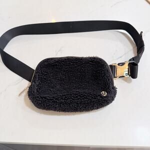 Lululemon Belt Bag Womens One Size Black Sherpa Fleece Crossbody Fanny Pack gold